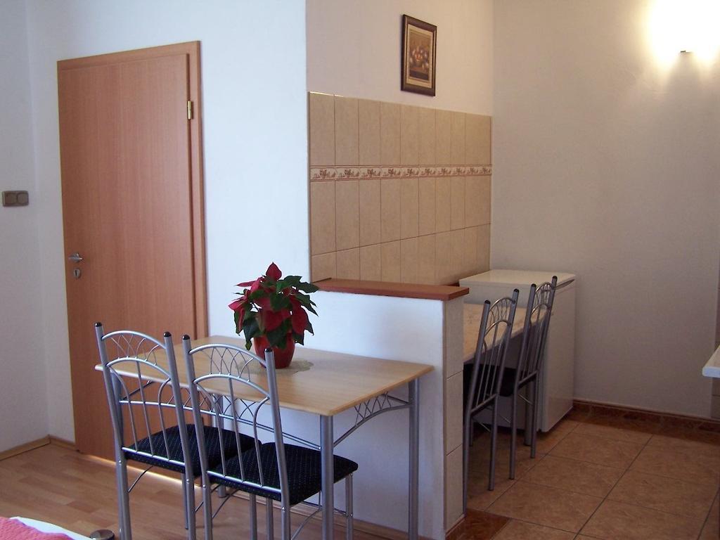 Akacia Apartment - Free Inside Parking, 2 Bedrooms, Garden, Next To Centre Budapest Værelse billede