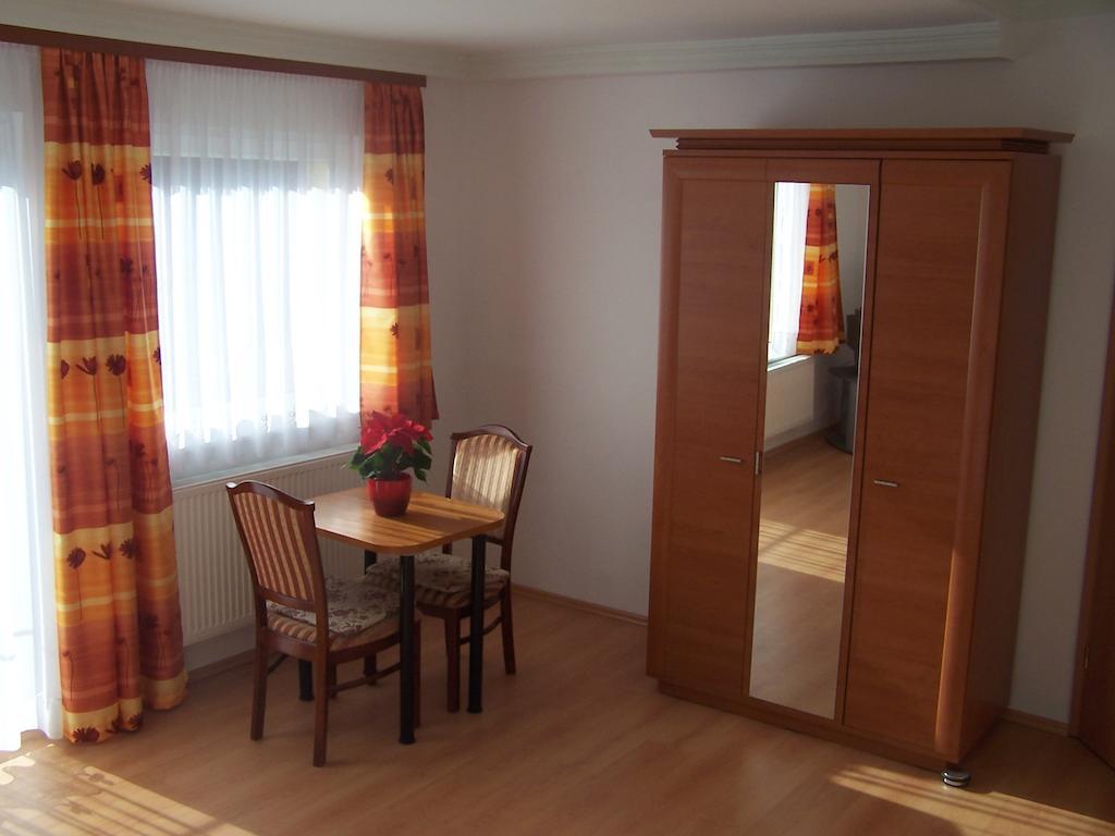 Akacia Apartment - Free Inside Parking, 2 Bedrooms, Garden, Next To Centre Budapest Værelse billede