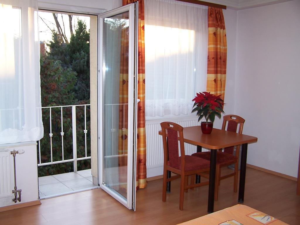 Akacia Apartment - Free Inside Parking, 2 Bedrooms, Garden, Next To Centre Budapest Værelse billede