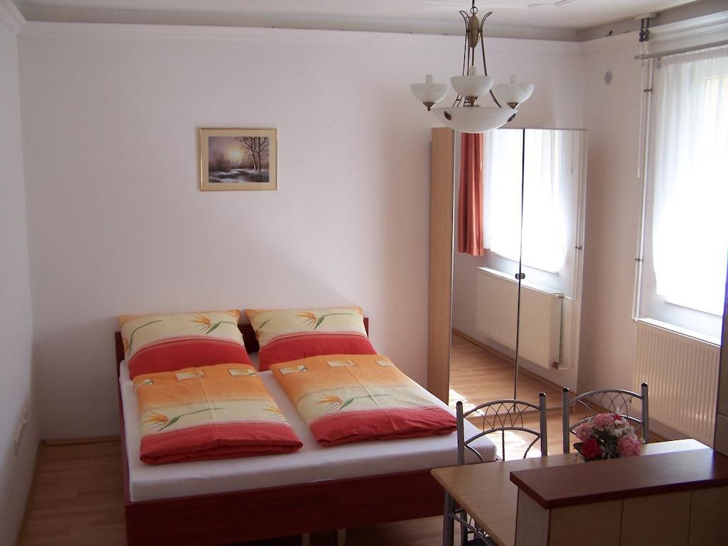 Akacia Apartment - Free Inside Parking, 2 Bedrooms, Garden, Next To Centre Budapest Værelse billede