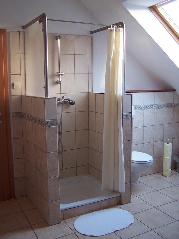 Akacia Apartment - Free Inside Parking, 2 Bedrooms, Garden, Next To Centre Budapest Værelse billede